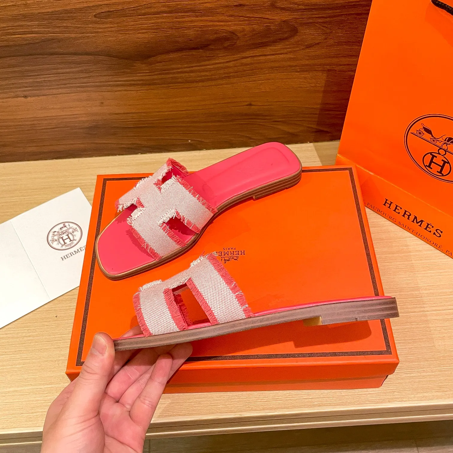 👟👟Ex-factory price 480👟👟 Hermes/Hermes new oran tassel slippers, eyelash slippers, classic slippers, exclusively customized dyed jacquard cotton fabric, woven in white and original colors! Purely hand-drawn raw edge craftsmanship creates a tassel effect. The lining and insole are made of imported soft lambskin and genuine leather outsole. Summer is here, and everyone has a pair, a must-have when going out! It doesn't rub your feet at all and is super comfortable on your feet. black pink green brown size: 35-41